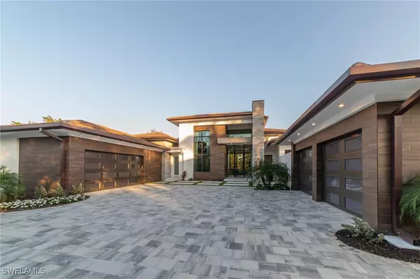 18 Caribbean RD, Naples, FL 34108