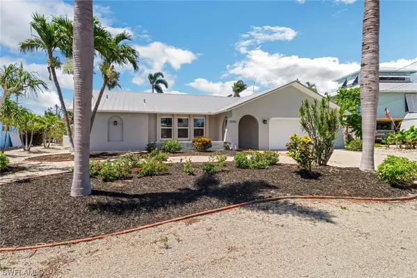 3594 Rita LN, St James City, FL 33956