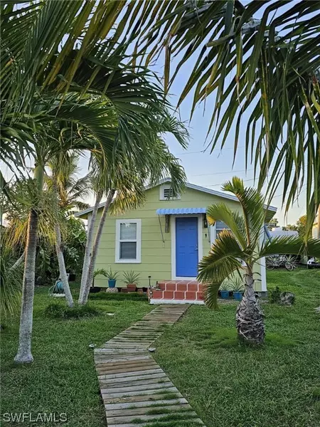 431 Mango AVE, Goodland, FL 34140