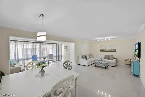 Naples, FL 34102,2100 Gulf Shore BLVD N #212