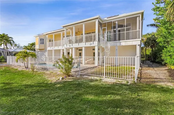 Sanibel, FL 33957,707 Anchor DR