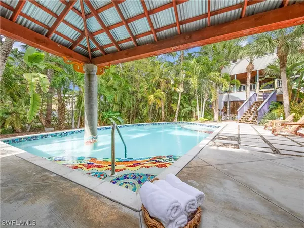 6425 Pine AVE, Sanibel, FL 33957