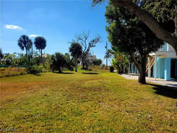 Fort Myers Beach, FL 33931,5840 Lauder ST