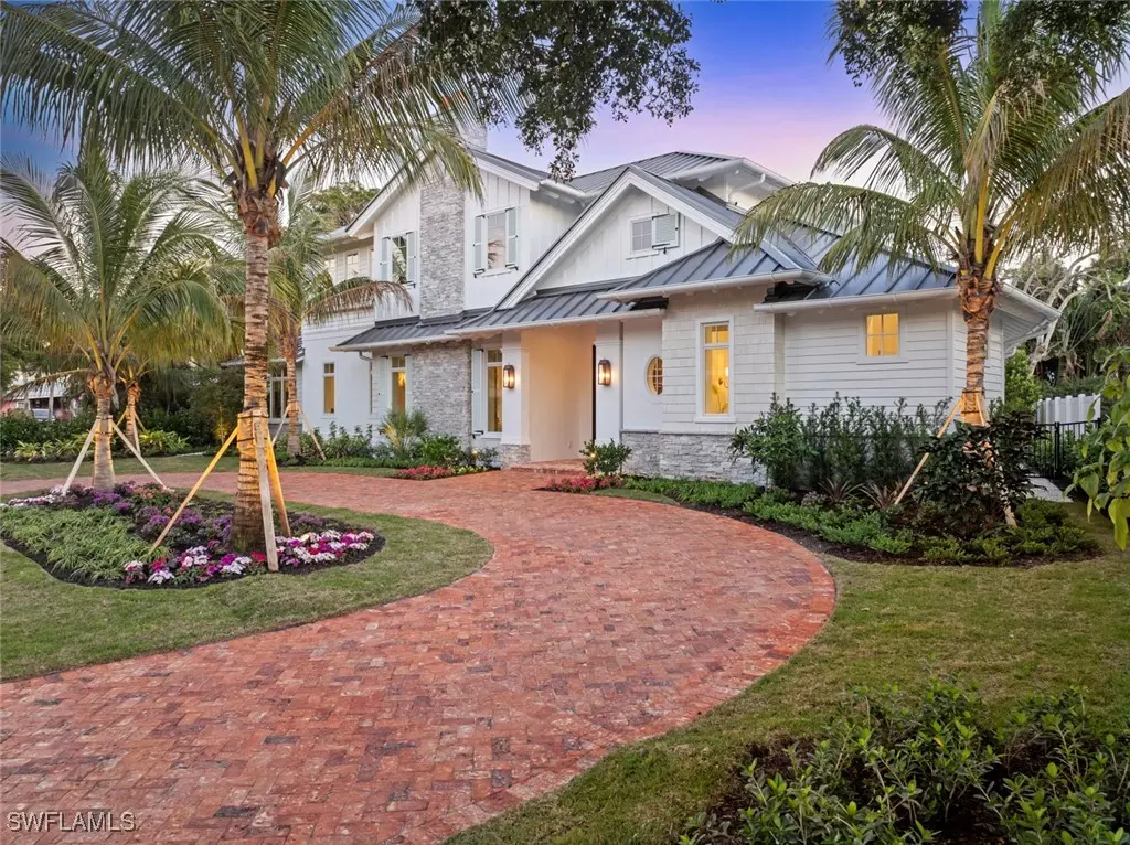 Naples, FL 34102,690 7th AVE N