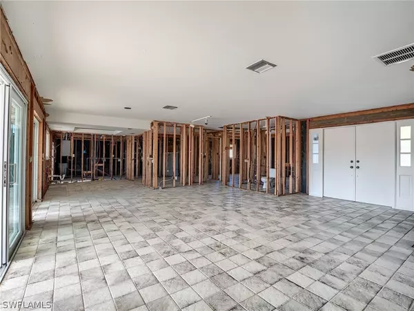 Sanibel, FL 33957,1016 Fish Crow RD