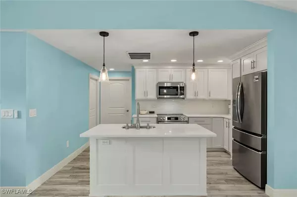 Sanibel, FL 33957,1002 Kings Crown DR