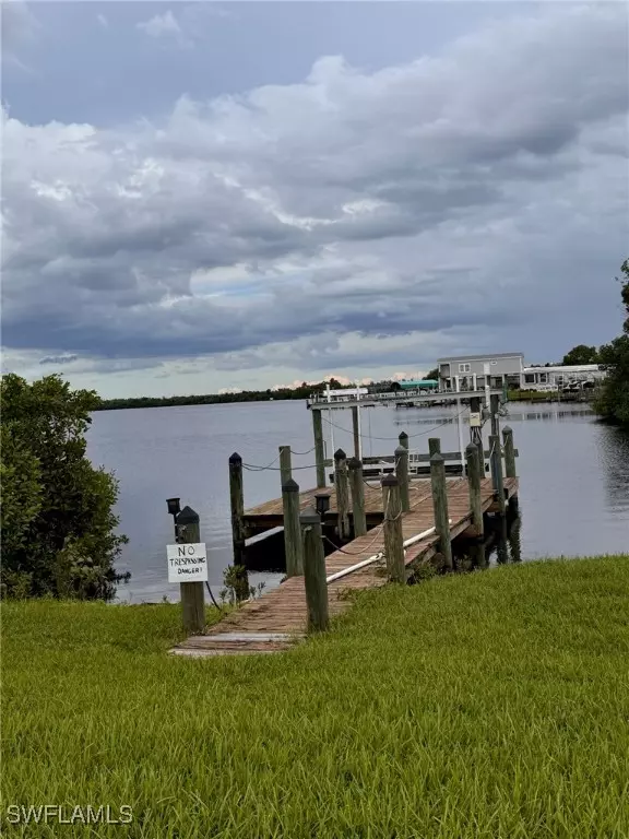 Fort Myers, FL 33905,323 Shoreland DR