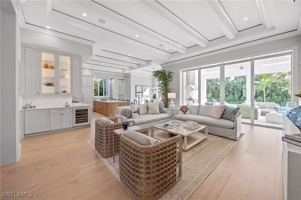 696 Fountainhead LN, Naples, FL 34103