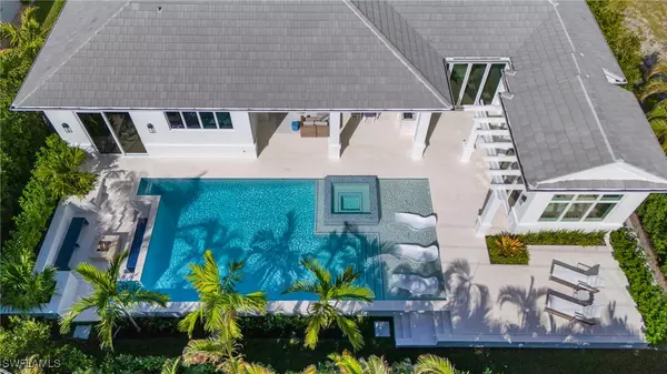 696 Fountainhead LN, Naples, FL 34103