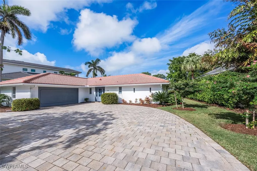 735 Parkview LN, Naples, FL 34103