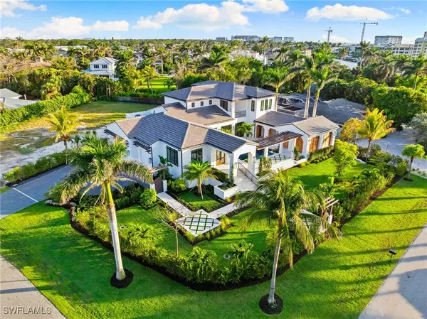 330 Hawser LN, Naples, FL 34102