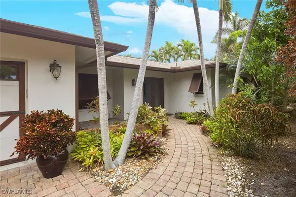 Naples, FL 34102,695 7th AVE N