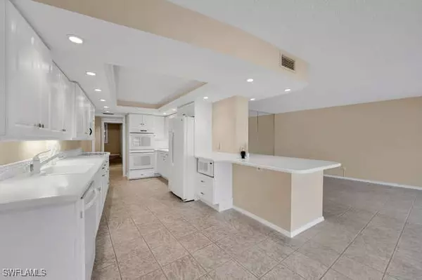 Naples, FL 34103,2340 Gulf Shore BLVD N #108