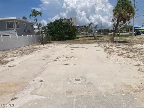 Fort Myers Beach, FL 33931,81 Mango ST