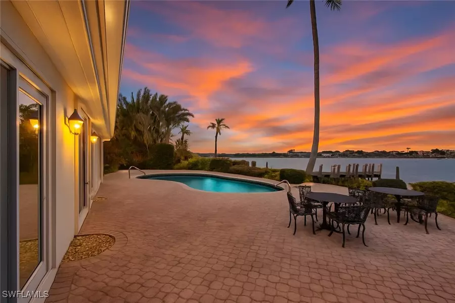 1535 Dolphin LN, Naples, FL 34102