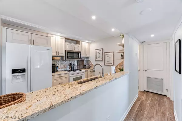 Naples, FL 34103,555 Park Shore DR #B312