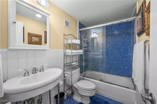 Marco Island, FL 34145,140 Seaview CT #302N
