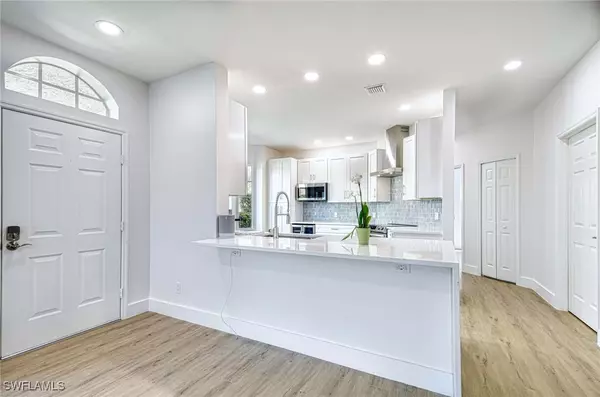 Naples, FL 34110,5701 Heron LN #704