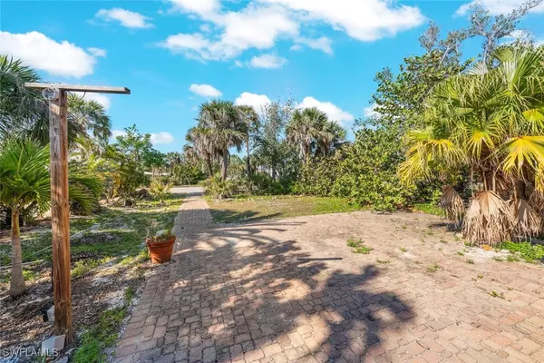 Sanibel, FL 33957,2411 Periwinkle WAY