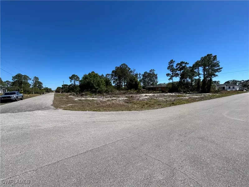 3915 26th ST SW, Lehigh Acres, FL 33726
