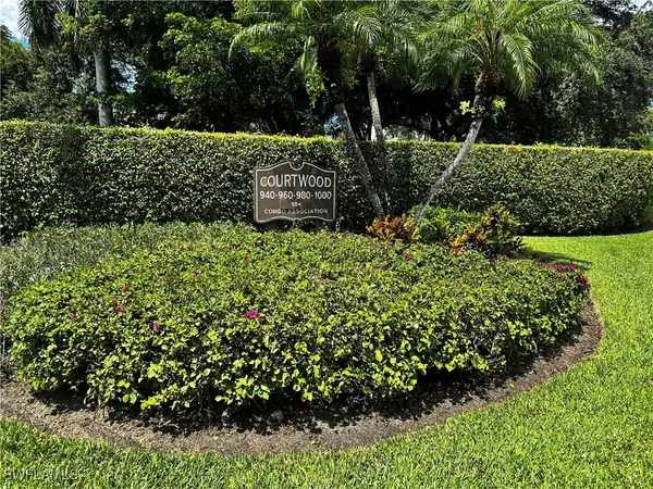 960 Palm View DR #111, Naples, FL 34110