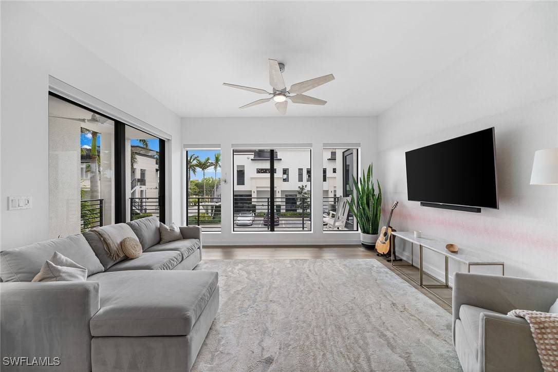 Naples, FL 34102,1111 Central AVE #207