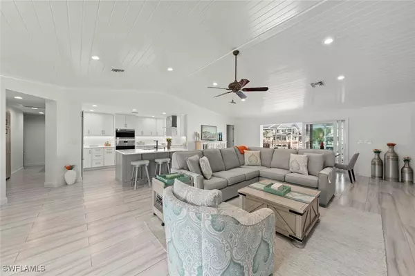 Sanibel, FL 33957,821 Lindgren BLVD