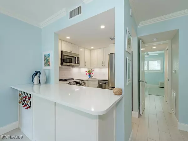 Naples, FL 34102,950 7th AVE S #15