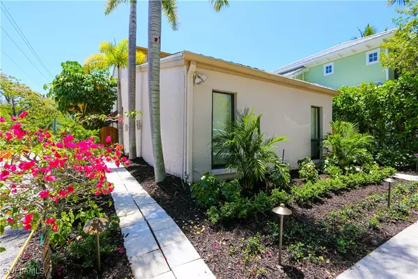 Naples, FL 34102,550 3rd AVE N