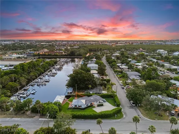 2180 Harbor LN, Naples, FL 34104