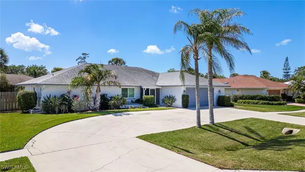 2360 Outrigger LN, Naples, FL 34104
