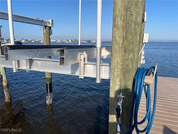 Matlacha, FL 33993,4274 Pine Island RD NW