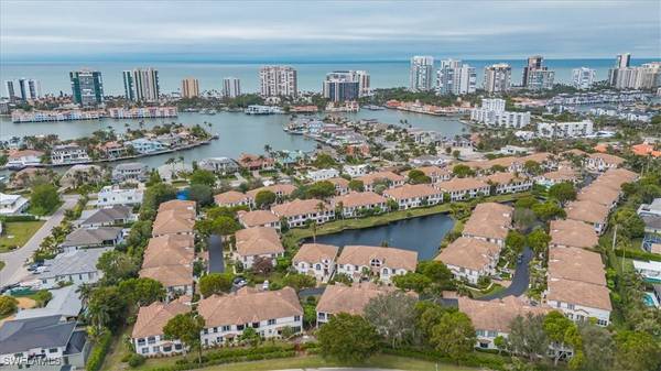 233 Colonade CIR #2205, Naples, FL 34103