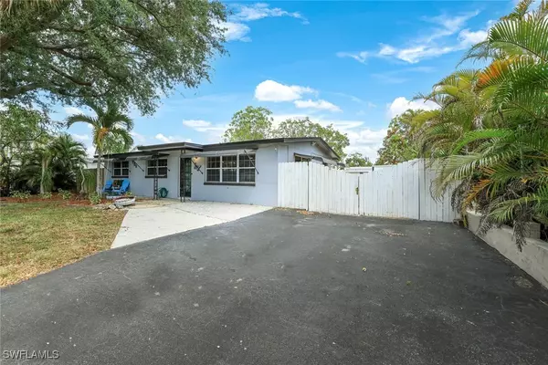 Naples, FL 34104,986 Coconut CIR W