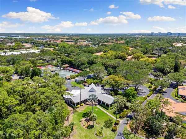 Naples, FL 34110,15171 Cedarwood LN #3105