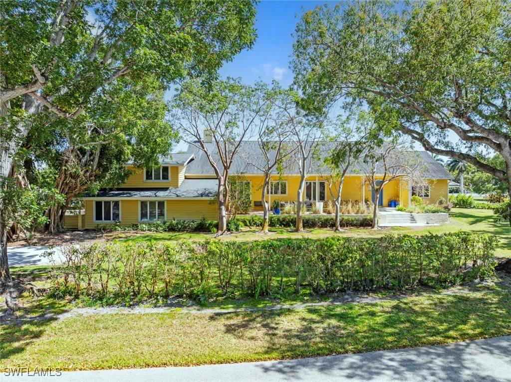 586 Yucca RD, Naples, FL 34102
