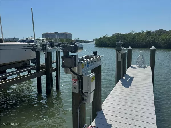 Naples, FL 34110,400 Bay Club DR