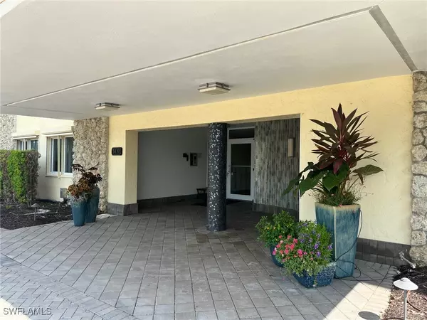 Naples, FL 34103,3420 Gulf Shore BLVD N #51