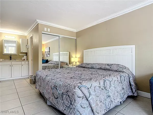 Naples, FL 34103,2555 TAMIAMI TRL N #111