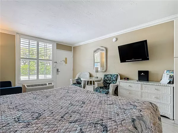 Naples, FL 34103,2555 TAMIAMI TRL N #111