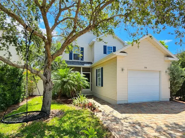 210 Leawood CIR,  Naples,  FL 34104