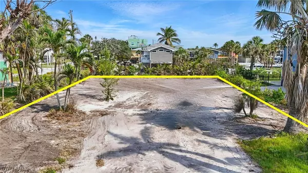 121 Gulf Island DR, Fort Myers Beach, FL 33931