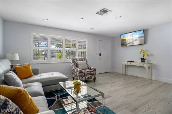 Naples, FL 34104,1140 Rainbow DR