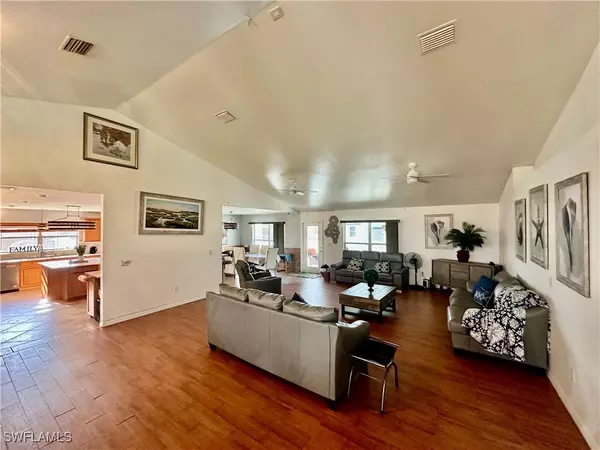 Cape Coral, FL 33993,122 NW 7th TER