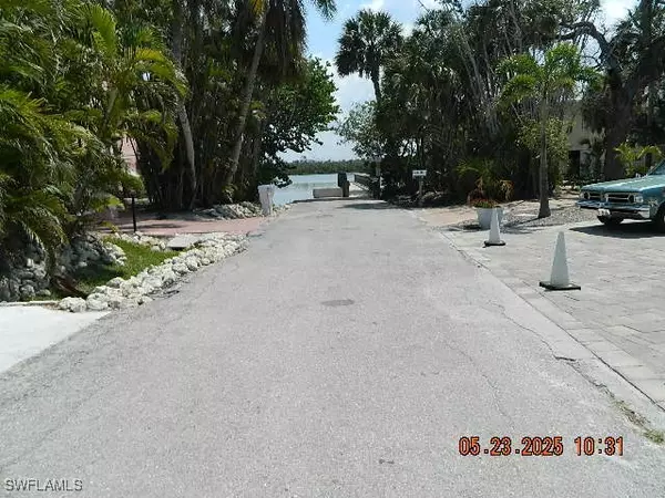 Fort Myers Beach, FL 33931,166-168 Coconut DR