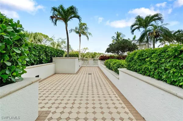 Naples, FL 34110,325 Dunes BLVD #T2