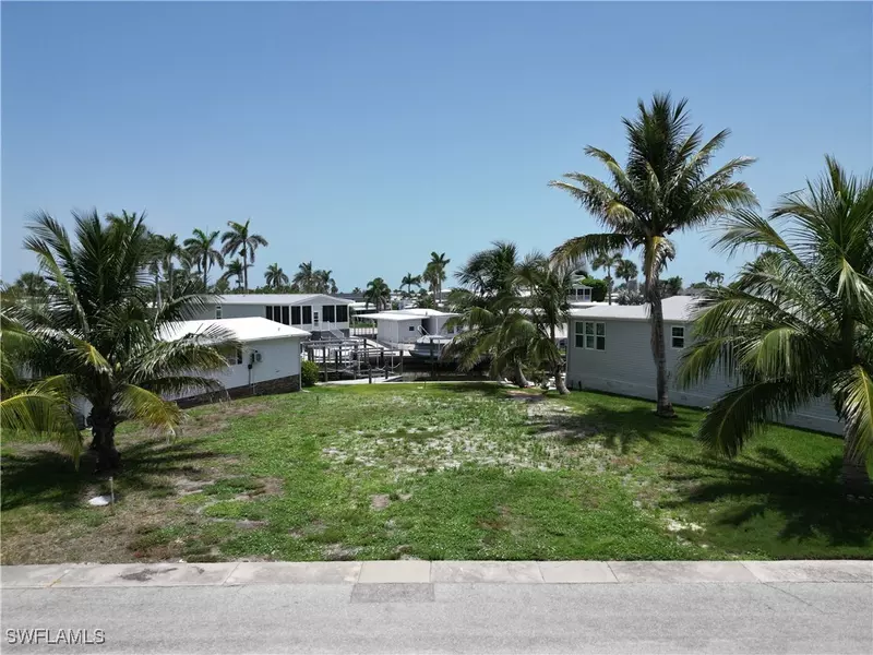 11271 Azalea LN, Fort Myers Beach, FL 33931