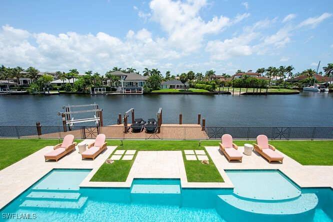 2001 4th ST S, Naples, FL 34102