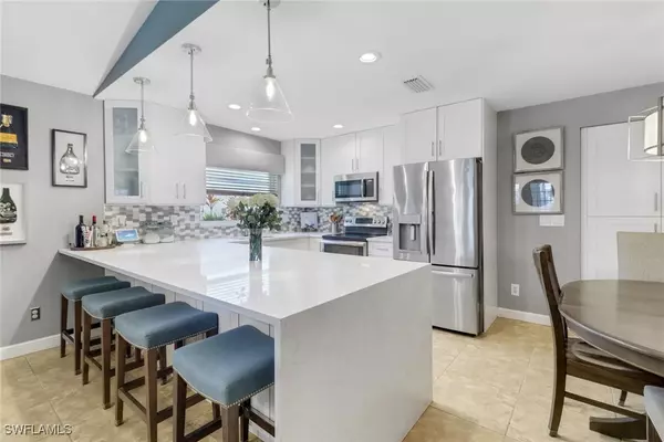9798 Oxford ST, Naples, FL 34109