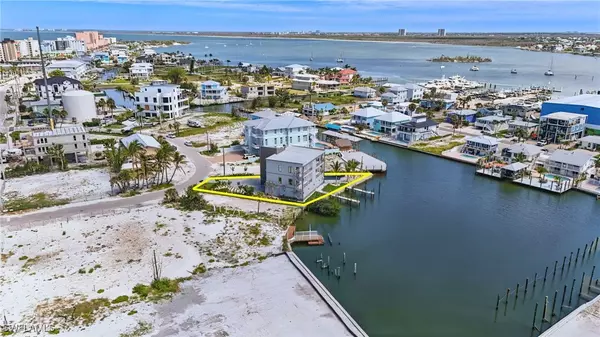 Fort Myers Beach, FL 33931,855 Lagoon ST #2